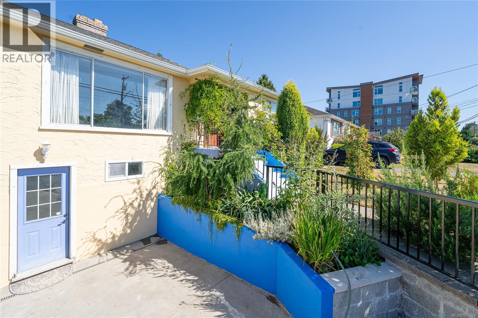 Property at 5793 Garden St image 4