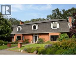 611 Island Rd South Oak Bay