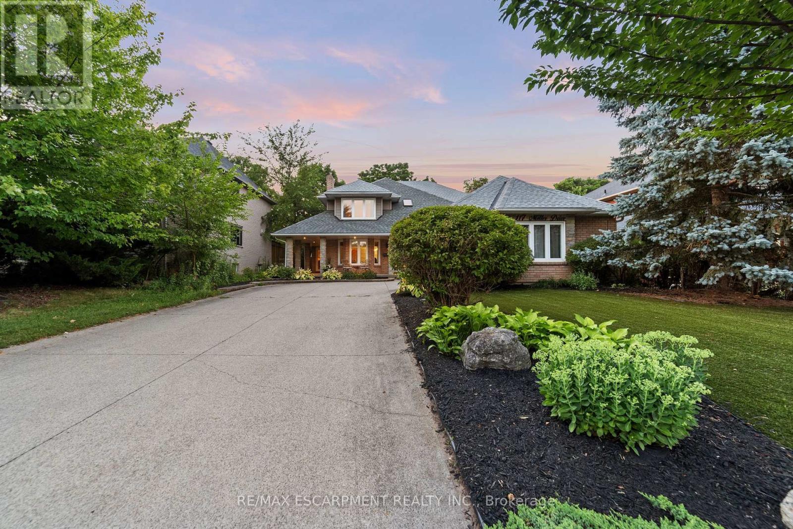 117 Miller Drive, Hamilton, Ontario  L9G 4W2 - Photo 2 - X12378821
