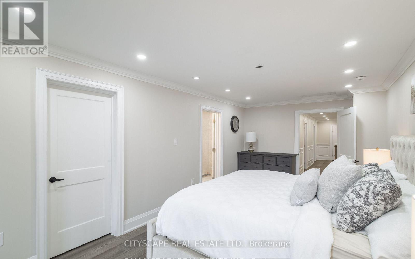 1270 Saginaw Crescent, Mississauga, Ontario  L5H 4B8 - Photo 20 - W12391858
