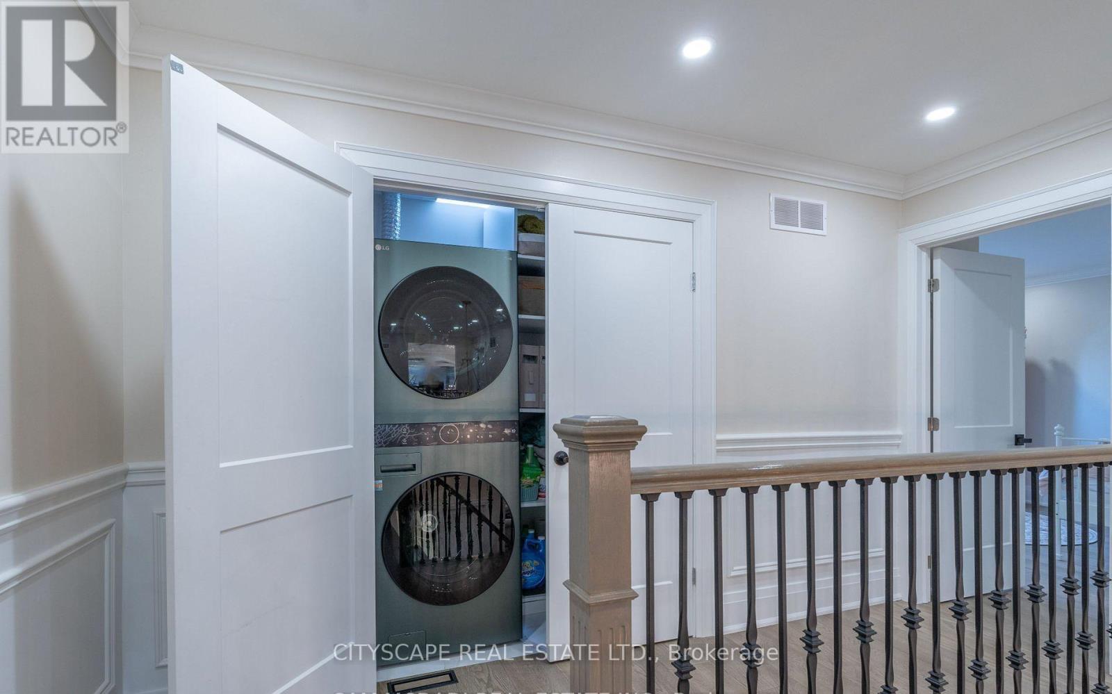 1270 Saginaw Crescent, Mississauga, Ontario  L5H 4B8 - Photo 35 - W12391858