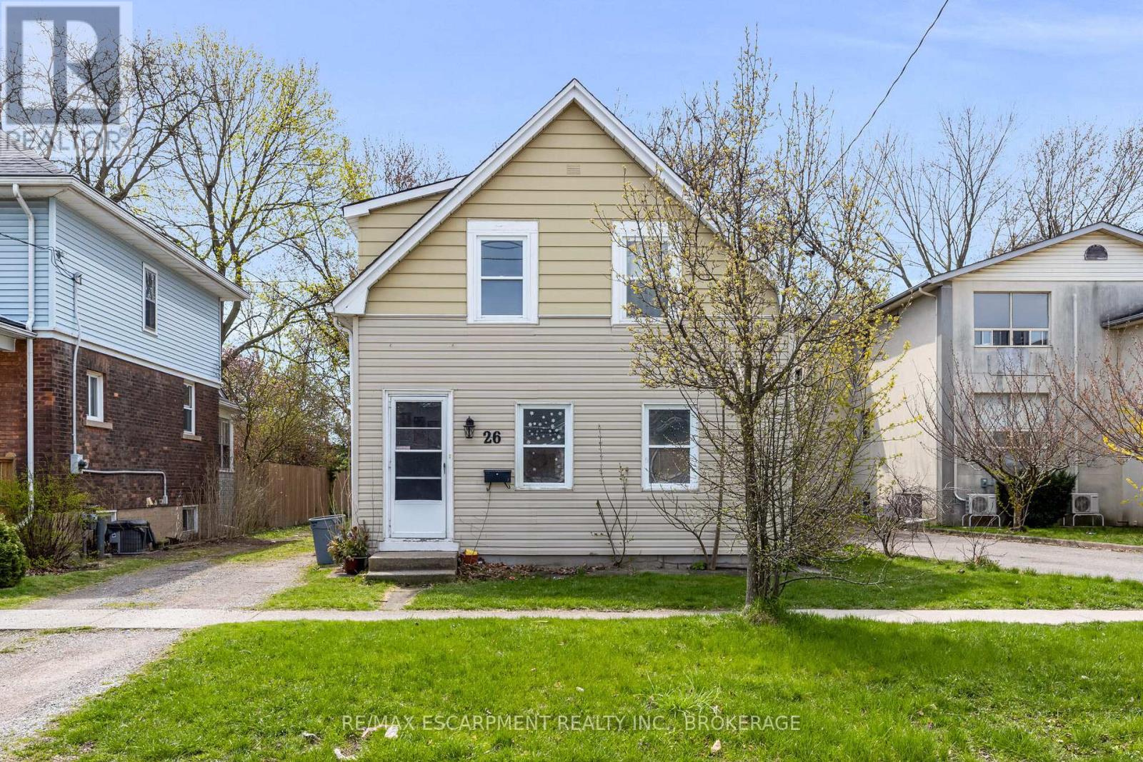 Main - 26 Dacotah Street, St. Catharines, Ontario  L2R 1Z4 - Photo 1 - X12392101