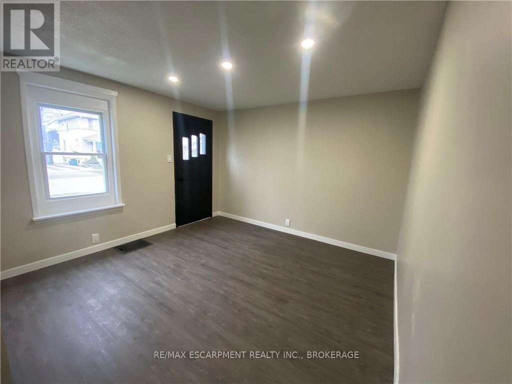 Main - 26 Dacotah Street, St. Catharines, Ontario  L2R 1Z4 - Photo 2 - X12392101