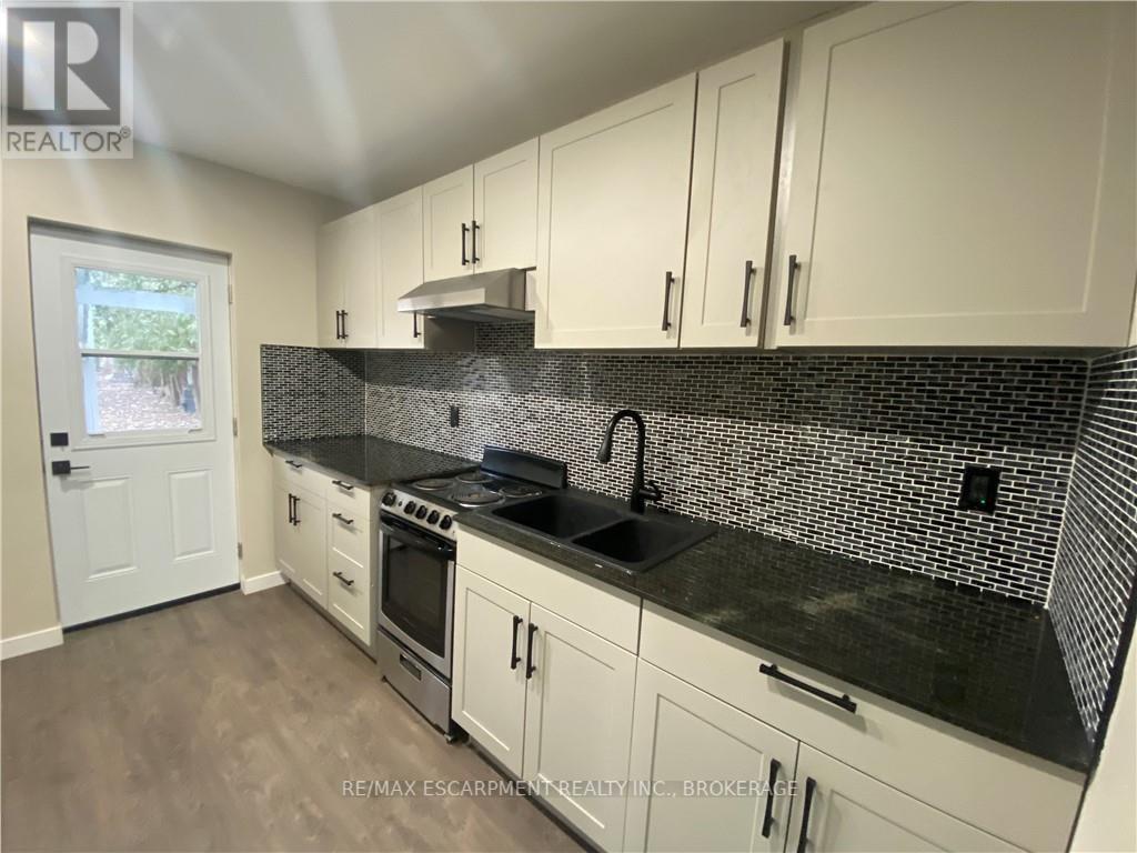 Main - 26 Dacotah Street, St. Catharines, Ontario  L2R 1Z4 - Photo 3 - X12392101