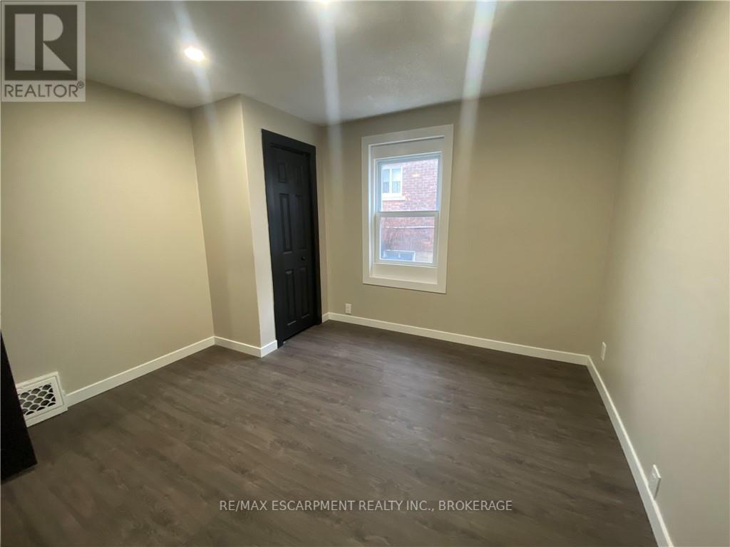 Main - 26 Dacotah Street, St. Catharines, Ontario  L2R 1Z4 - Photo 5 - X12392101