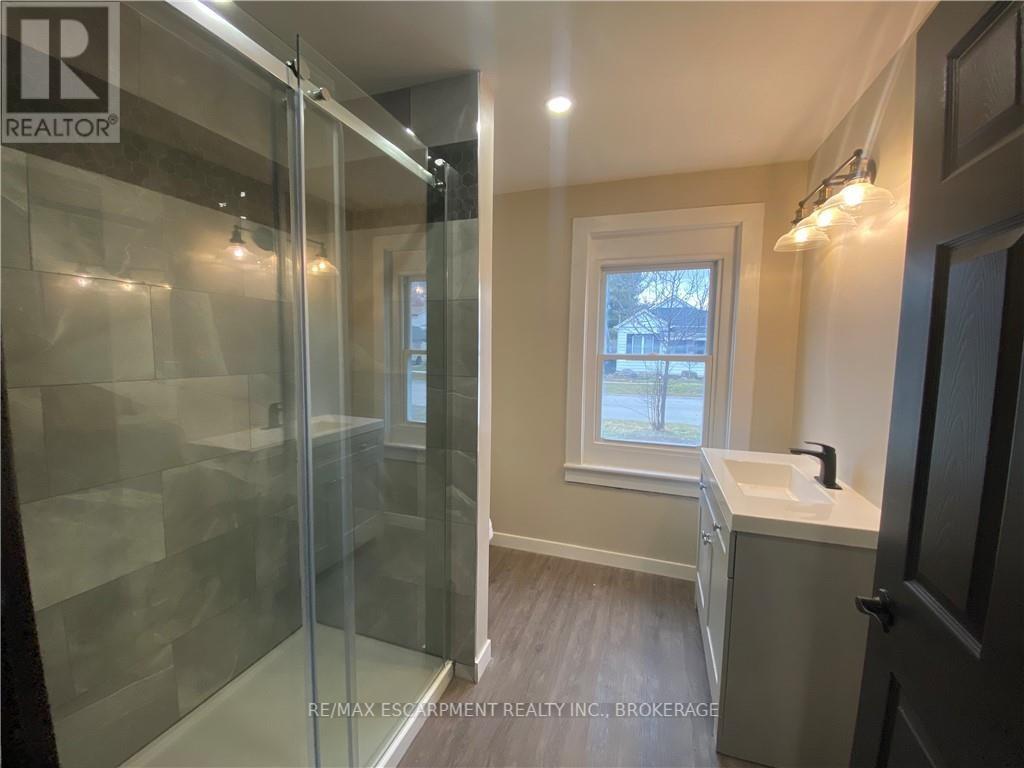 Main - 26 Dacotah Street, St. Catharines, Ontario  L2R 1Z4 - Photo 8 - X12392101