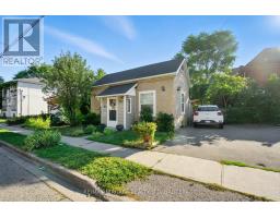 4 WOODLAND AVENUE