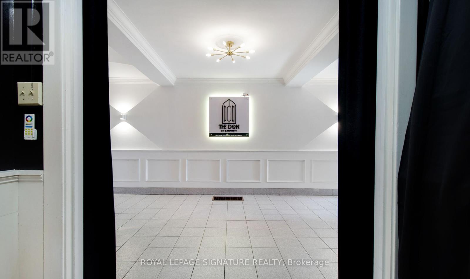 15 Chisholm Avenue, Toronto, Ontario  M4C 4V1 - Photo 3 - E12392004