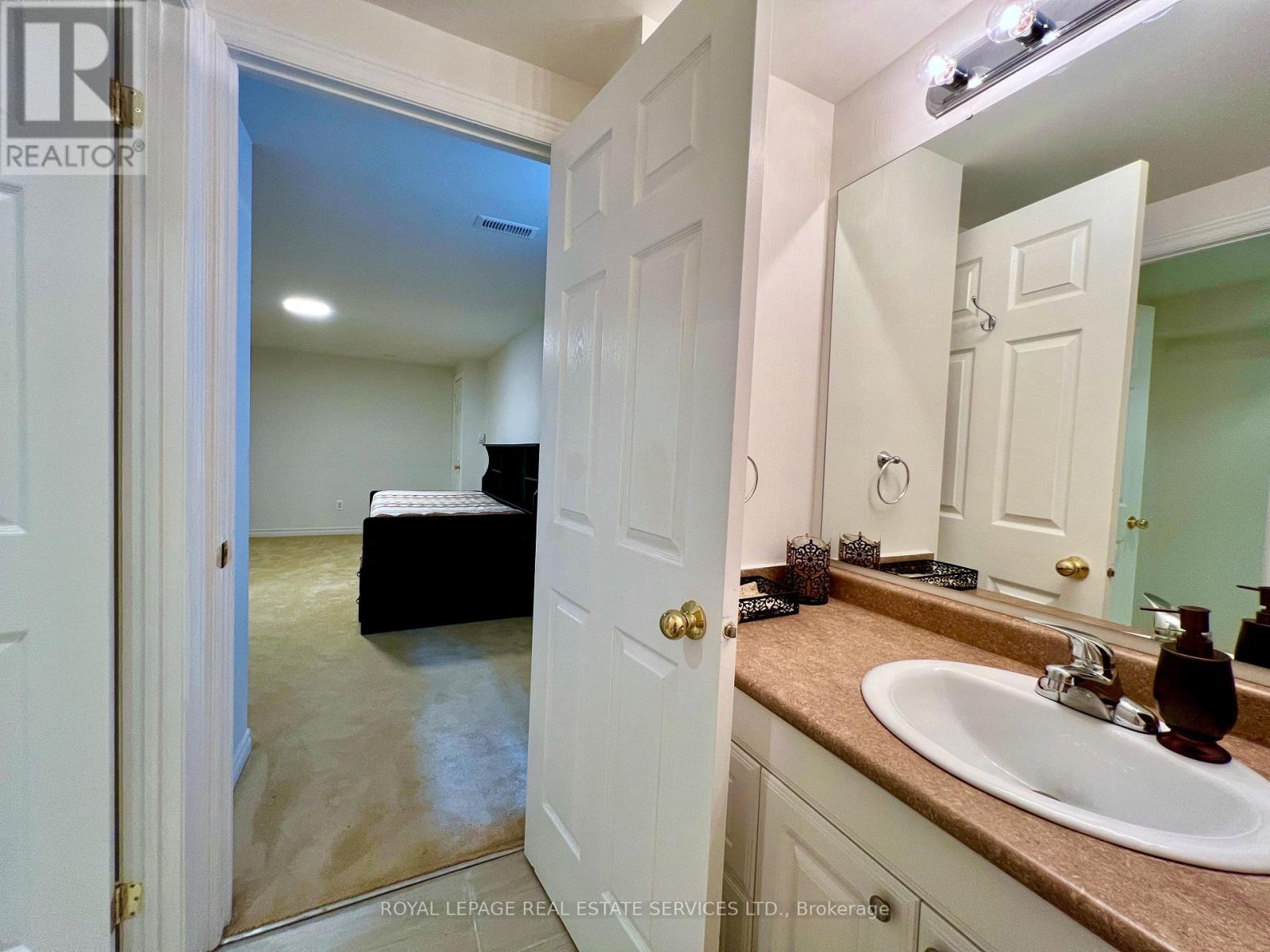 1450 Greenbriar Drive, Oakville, Ontario  L6M 1Z3 - Photo 16 - W12391928
