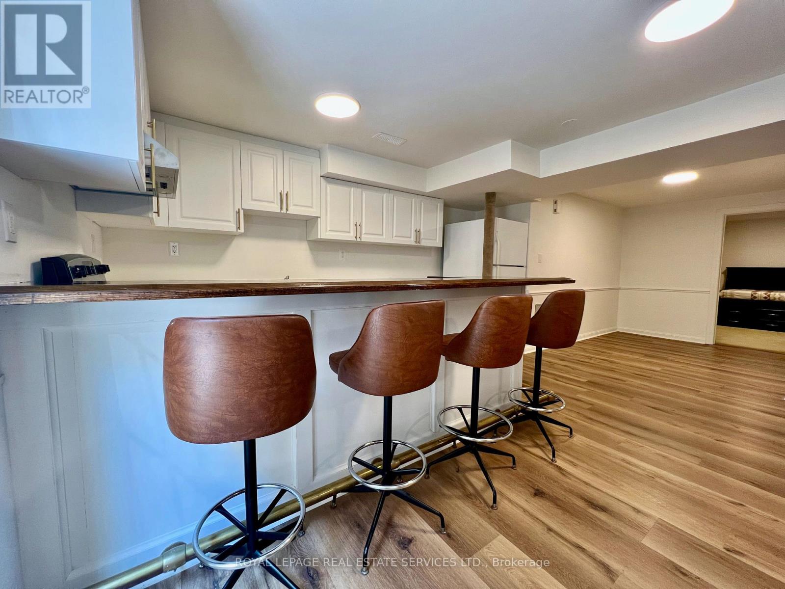 1450 Greenbriar Drive, Oakville, Ontario  L6M 1Z3 - Photo 4 - W12391928