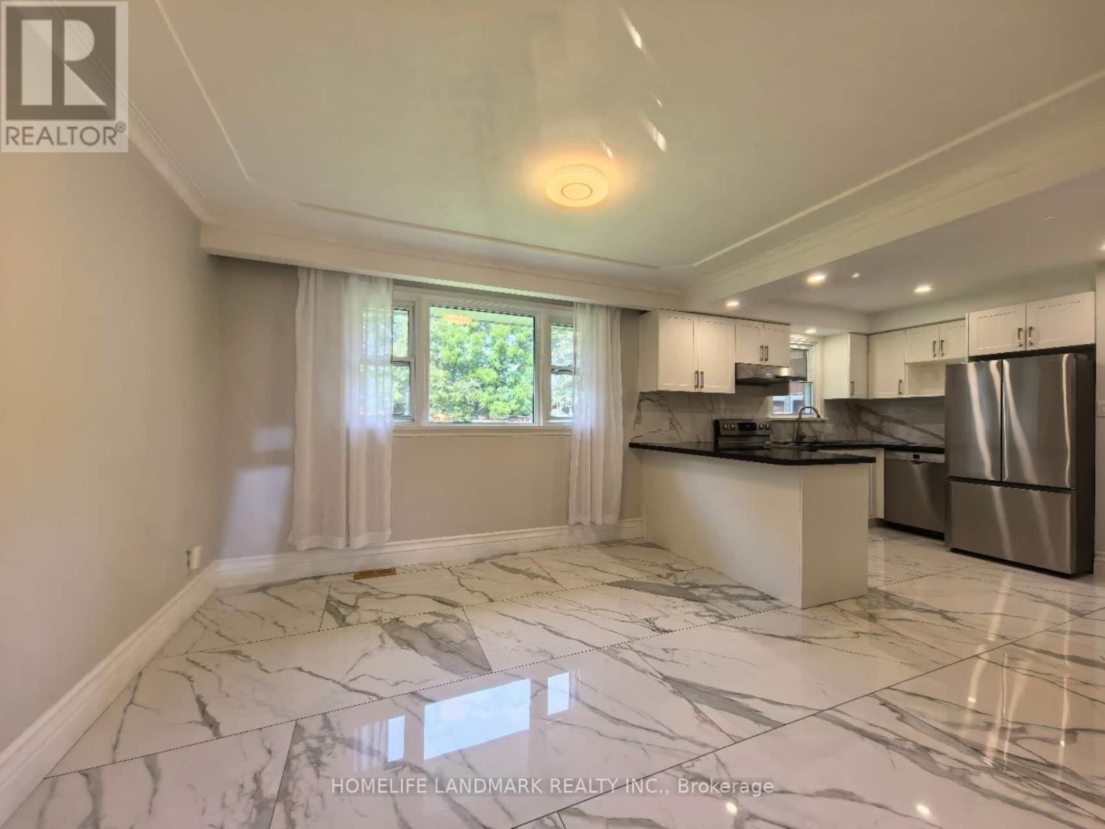 66 May Ave May Avenue, East Gwillimbury (Sharon), Ontario  L0G 1V0 - Photo 3 - N12390370