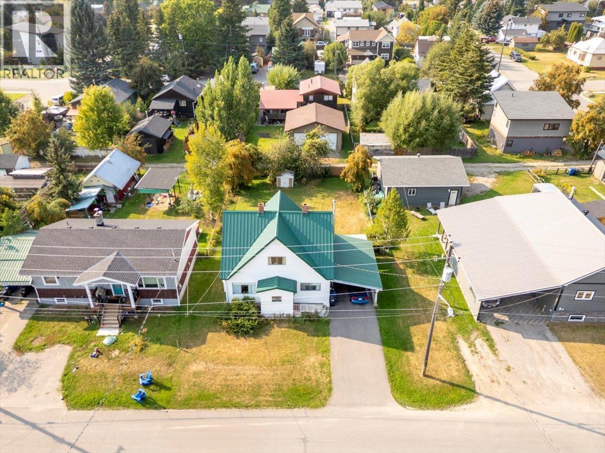 1041 8th Avenue, Fernie, British Columbia  V0b 1M0 - Photo 2 - 10359465