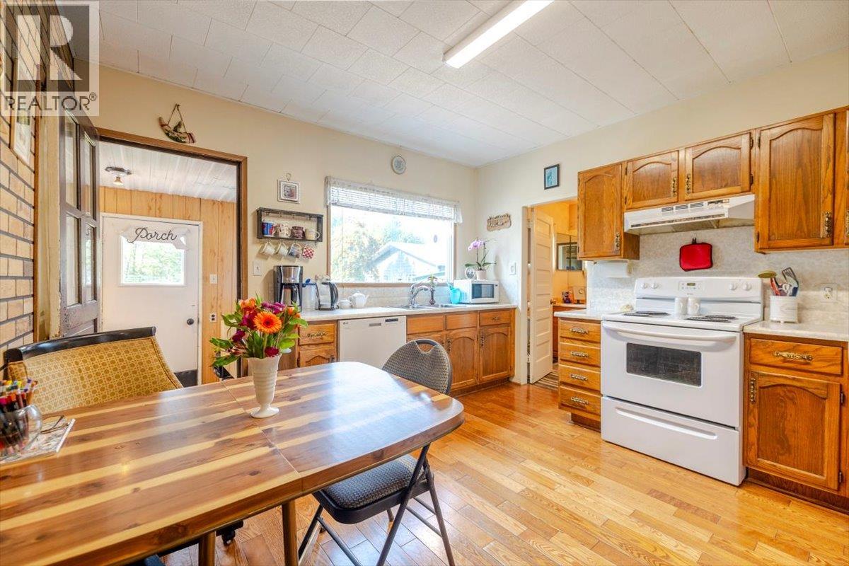1041 8th Avenue, Fernie, British Columbia  V0b 1M0 - Photo 7 - 10359465