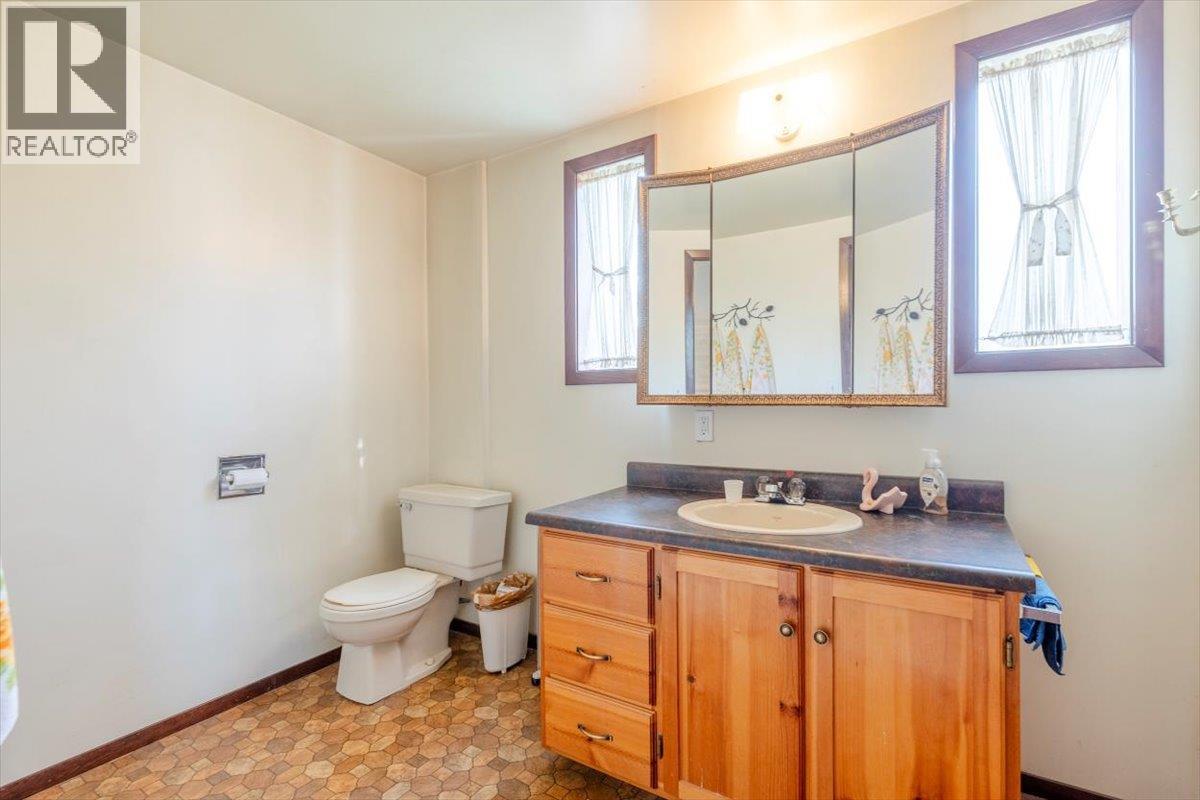1041 8th Avenue, Fernie, British Columbia  V0b 1M0 - Photo 21 - 10359465