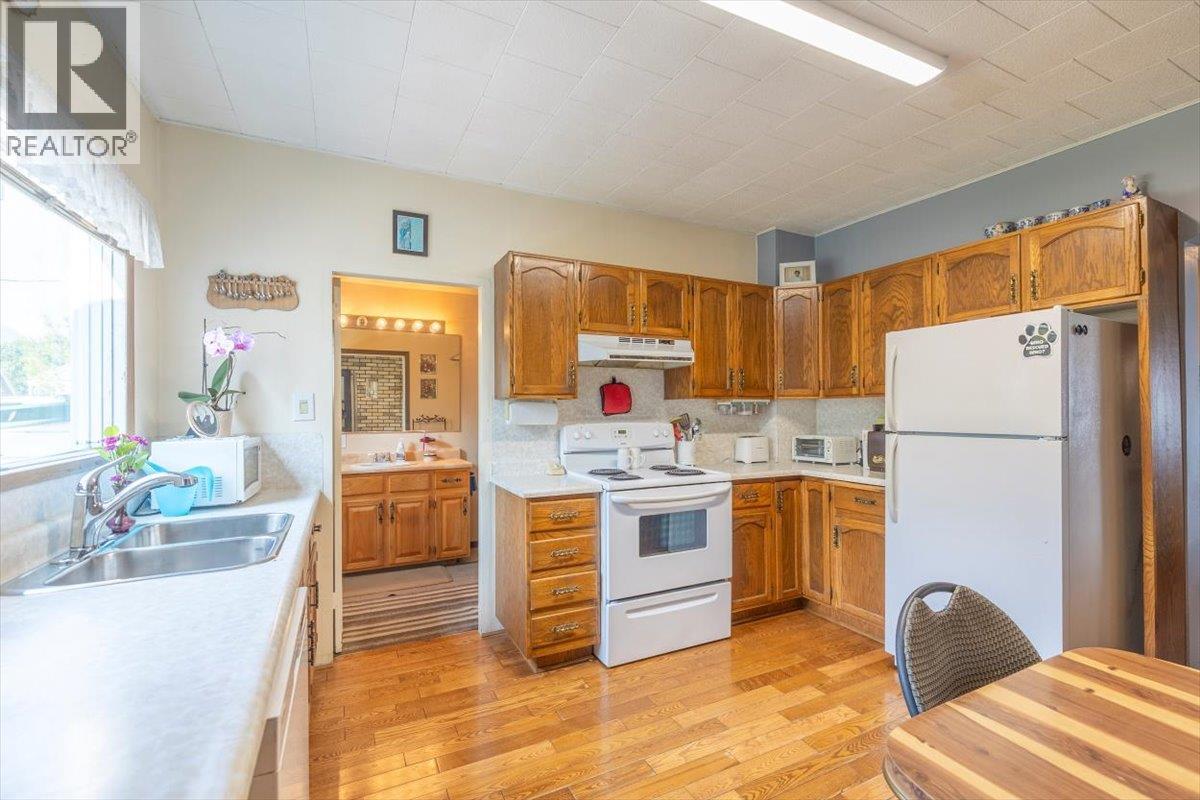 1041 8th Avenue, Fernie, British Columbia  V0b 1M0 - Photo 6 - 10359465