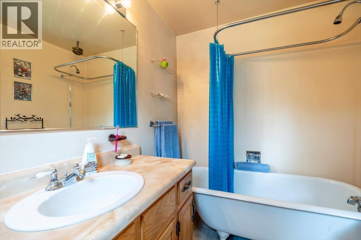 1041 8th Avenue, Fernie, British Columbia  V0b 1M0 - Photo 9 - 10359465