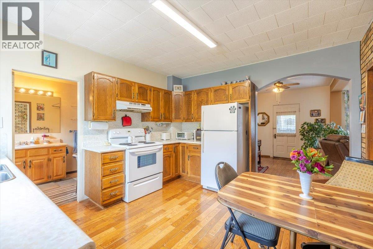 1041 8th Avenue, Fernie, British Columbia  V0b 1M0 - Photo 5 - 10359465