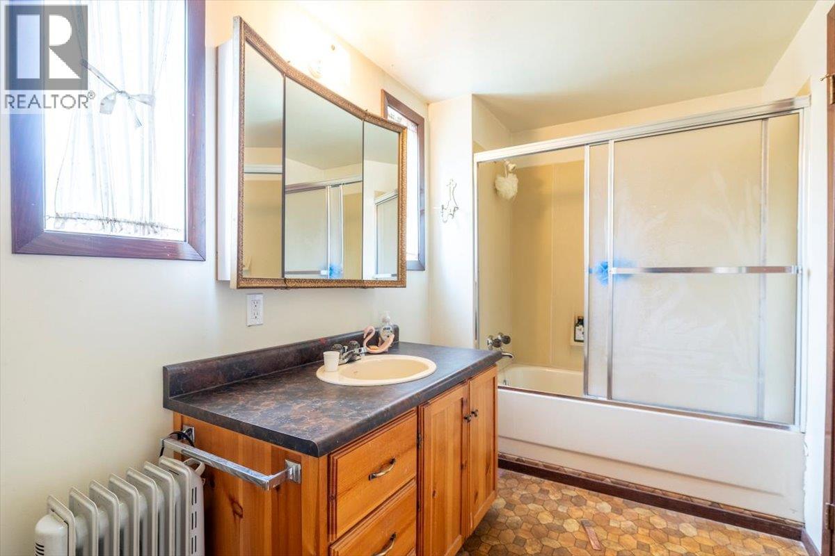1041 8th Avenue, Fernie, British Columbia  V0b 1M0 - Photo 23 - 10359465