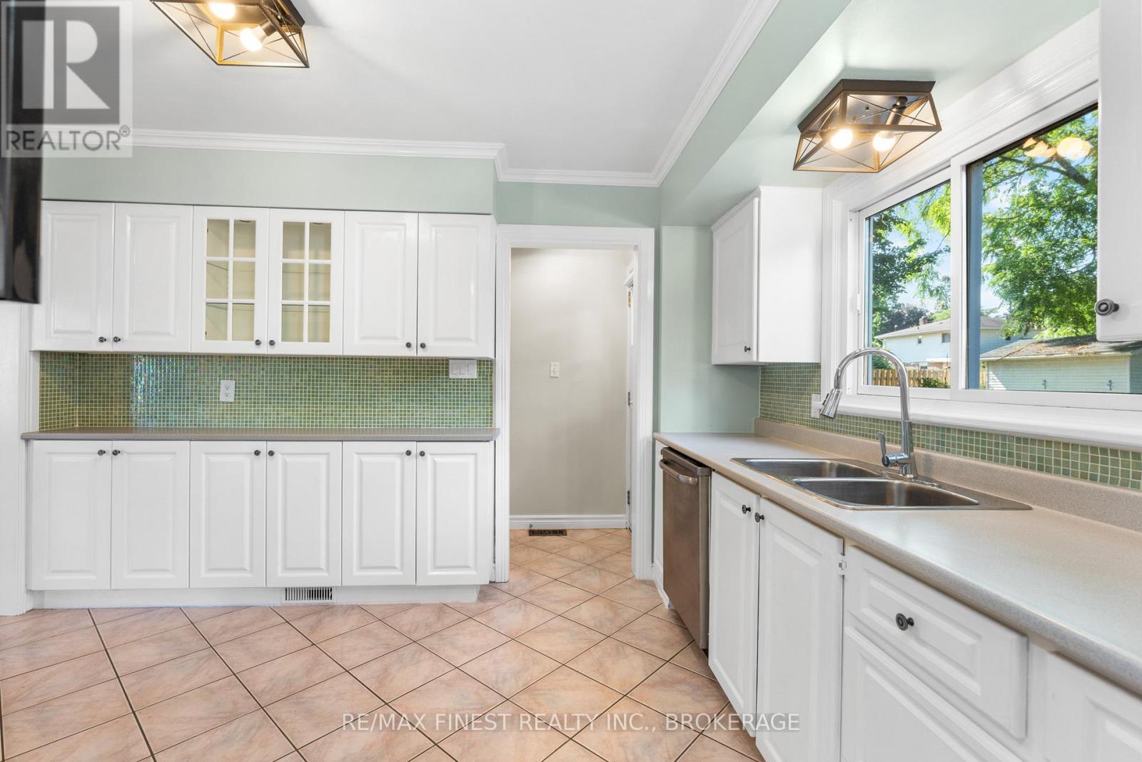 52 Windsor Drive, Brockville, Ontario  K6V 3H6 - Photo 12 - X12392214