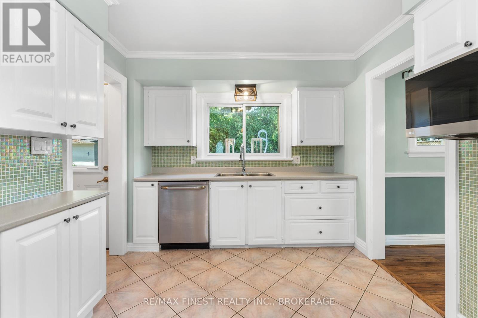 52 Windsor Drive, Brockville, Ontario  K6V 3H6 - Photo 16 - X12392214