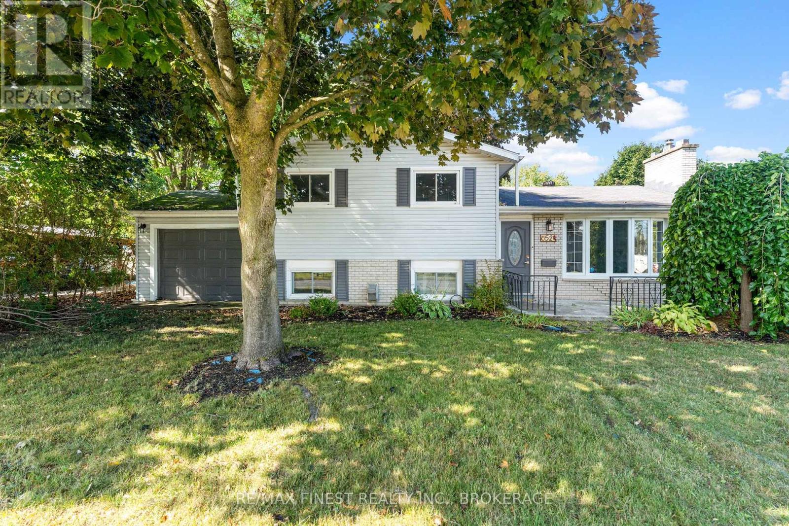 52 Windsor Drive, Brockville, Ontario  K6V 3H6 - Photo 2 - X12392214