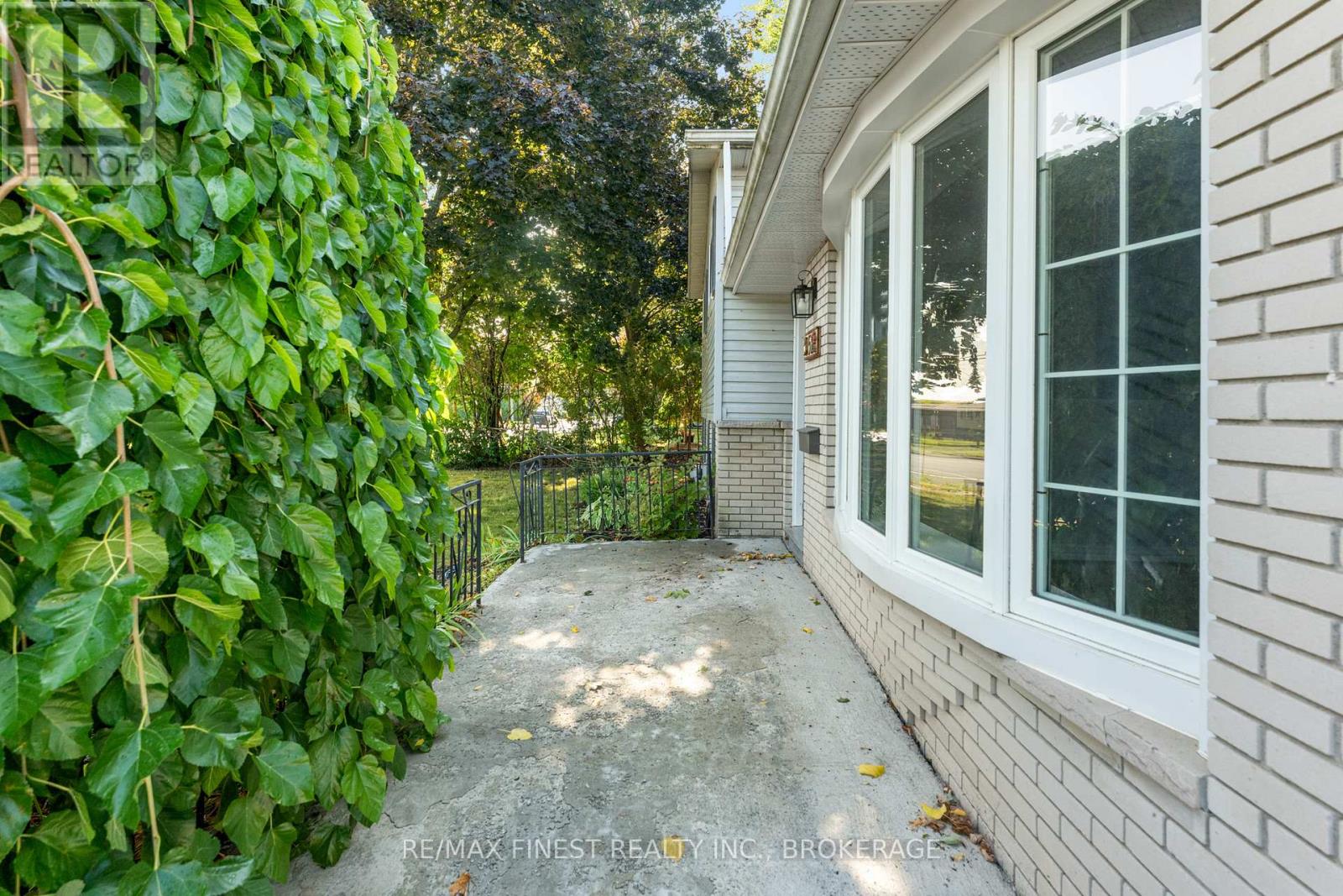 52 Windsor Drive, Brockville, Ontario  K6V 3H6 - Photo 5 - X12392214