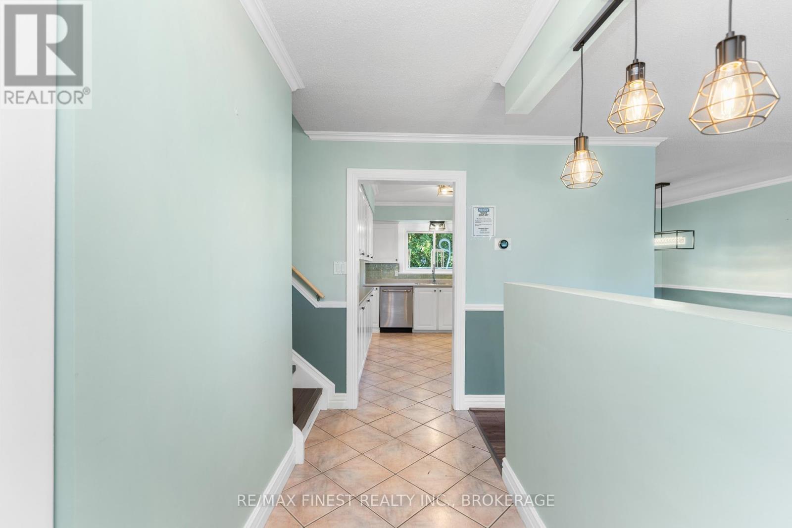 52 Windsor Drive, Brockville, Ontario  K6V 3H6 - Photo 7 - X12392214