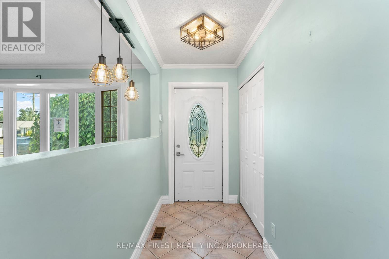 52 Windsor Drive, Brockville, Ontario  K6V 3H6 - Photo 8 - X12392214