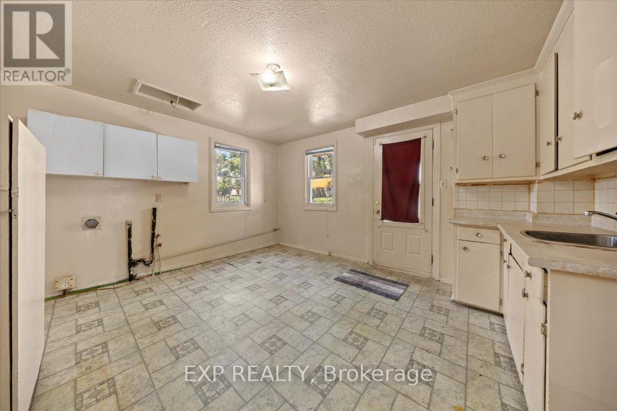 198 Hinchey Avenue, Ottawa, Ontario  K1Y 1L7 - Photo 12 - X12392275
