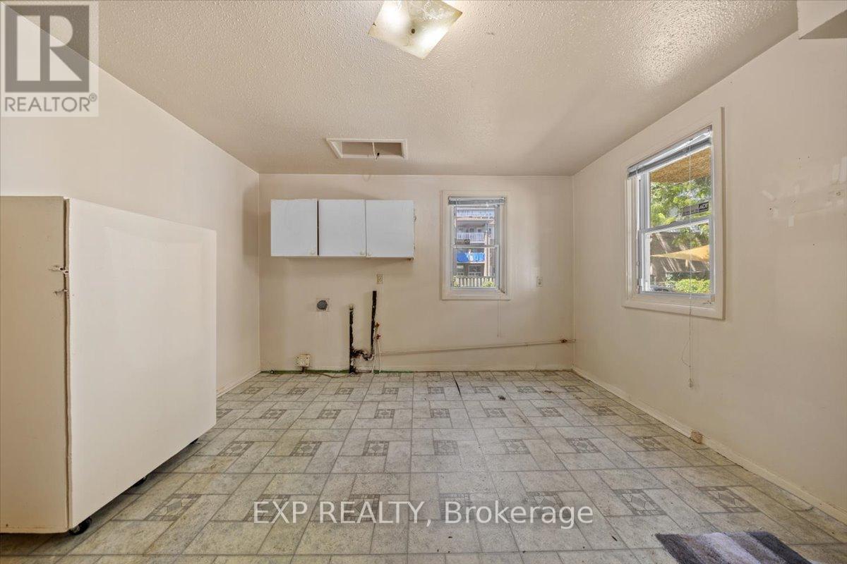 198 Hinchey Avenue, Ottawa, Ontario  K1Y 1L7 - Photo 13 - X12392275