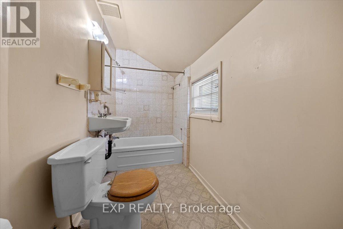 198 Hinchey Avenue, Ottawa, Ontario  K1Y 1L7 - Photo 17 - X12392275