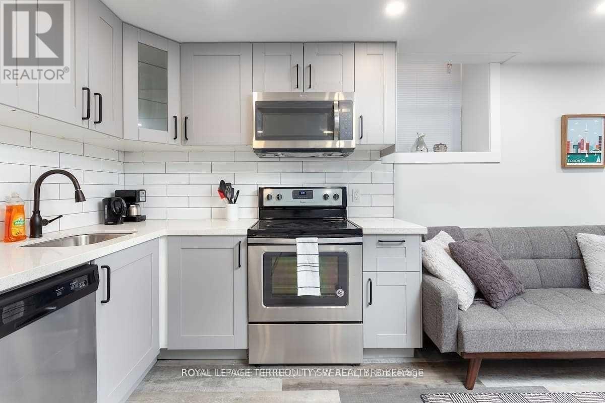 Lower - 396 Lansdowne Avenue, Toronto, Ontario  M6H 3Y3 - Photo 9 - C12392111