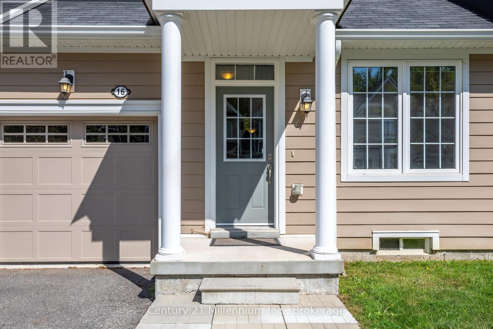 16 Berkshire Avenue, Wasaga Beach, Ontario  L9Z 2X2 - Photo 3 - S12392205