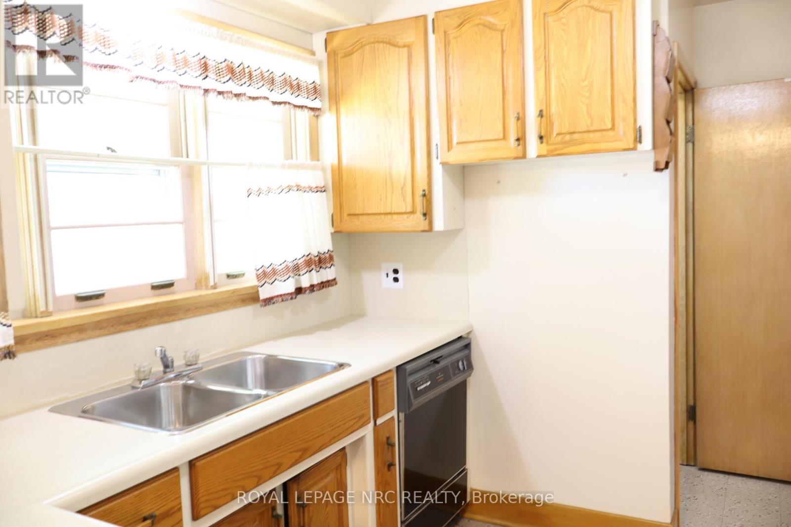 5881 Britannia Crescent N, Niagara Falls, Ontario  L2G 1C2 - Photo 14 - X12392171