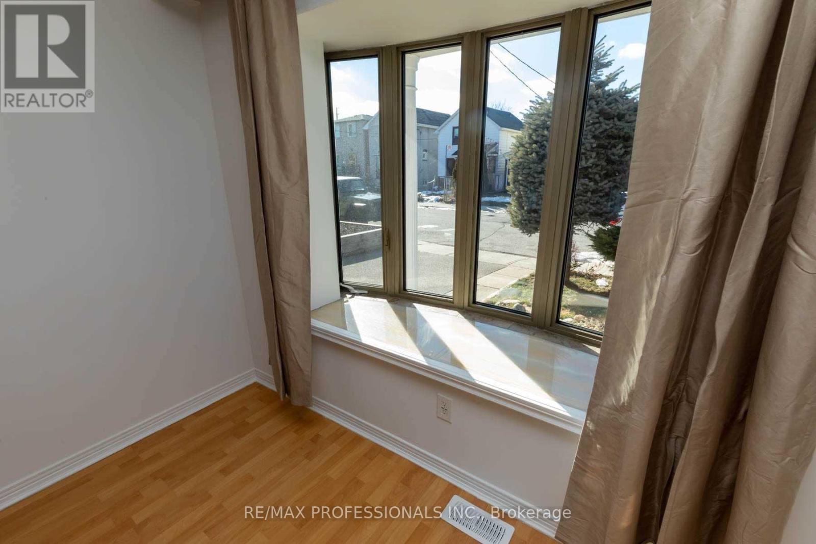 5 Teston Boulevard, Toronto, Ontario  M6N 4R9 - Photo 10 - W12392069