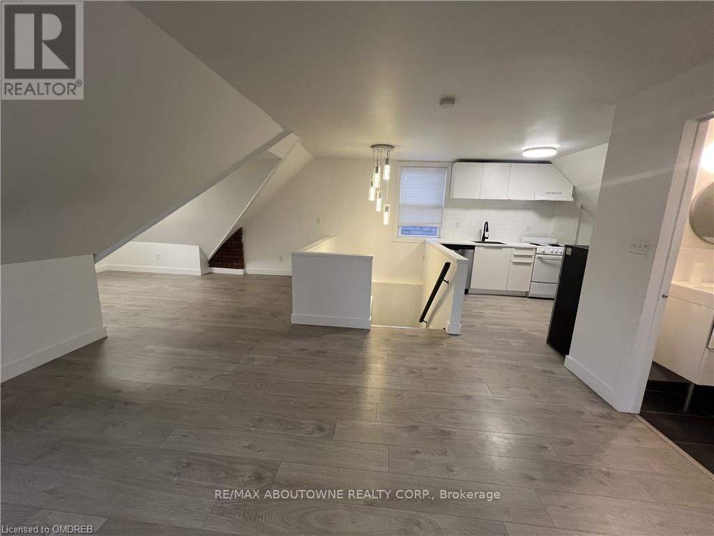 3 - 49 Fairleigh Avenue S, Hamilton, Ontario  L8M 2K1 - Photo 6 - X12392085