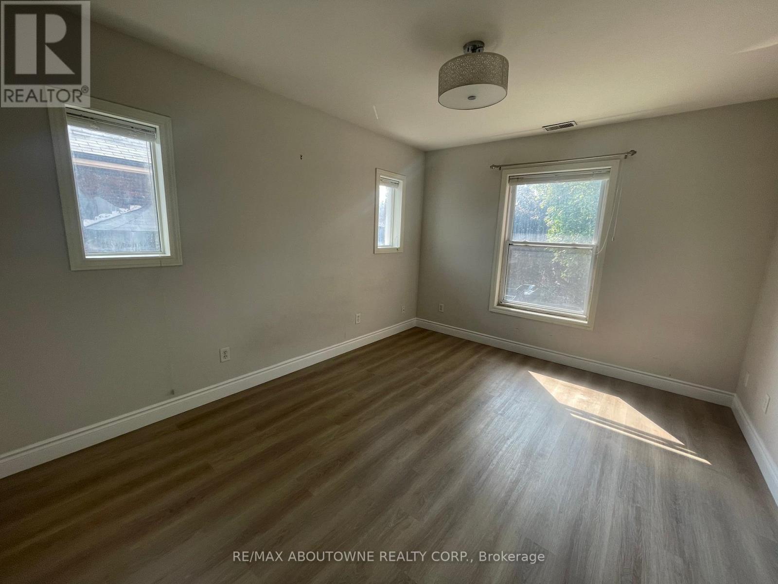 2 - 49 Fairleigh Avenue S, Hamilton, Ontario  L8M 2K1 - Photo 10 - X12392087