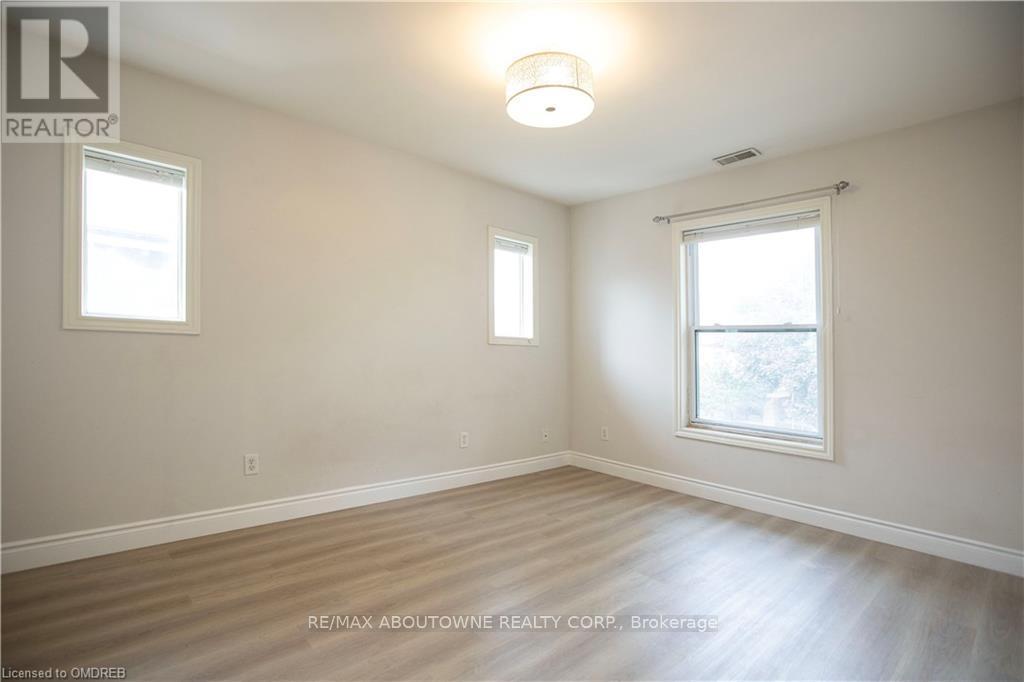 2 - 49 Fairleigh Avenue S, Hamilton, Ontario  L8M 2K1 - Photo 3 - X12392087