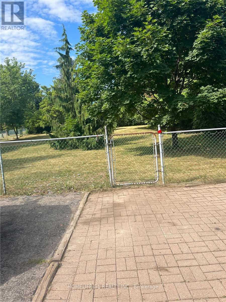 1098 Kent Avenue, Oakville, Ontario  L6H 1Z8 - Photo 12 - W12392184