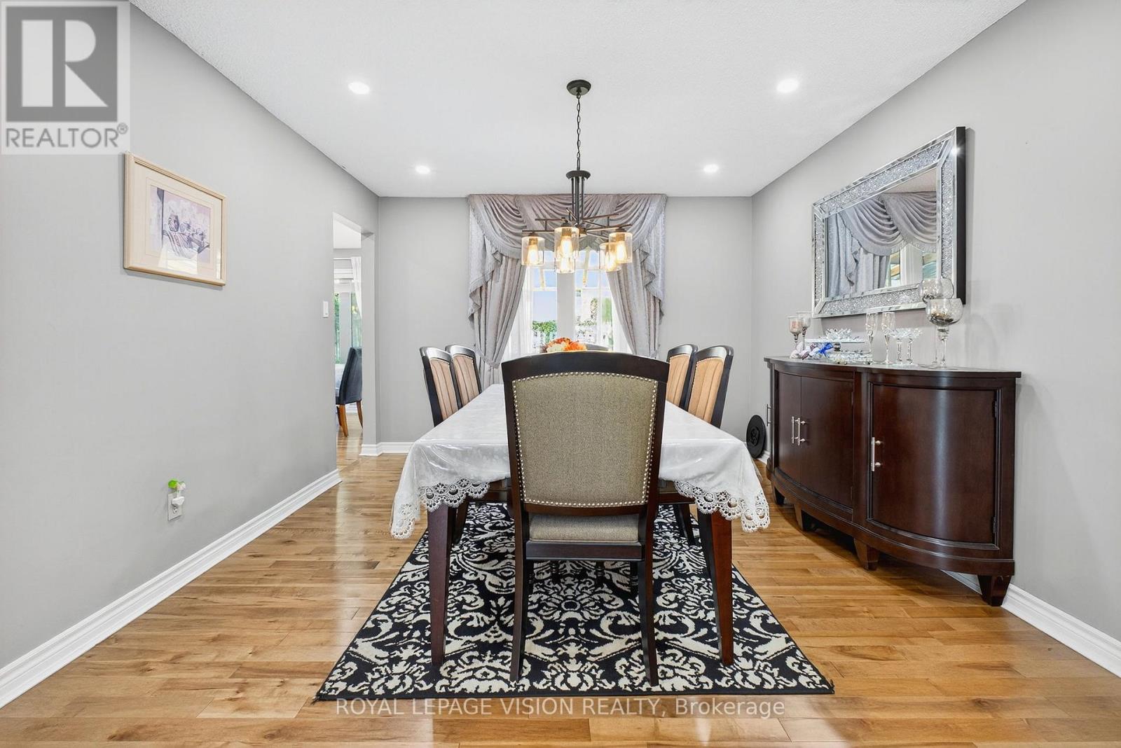 7 Montgomery Square, Brampton (Heart Lake East), Ontario  L6Z 3H3 - Photo 10 - W12392198