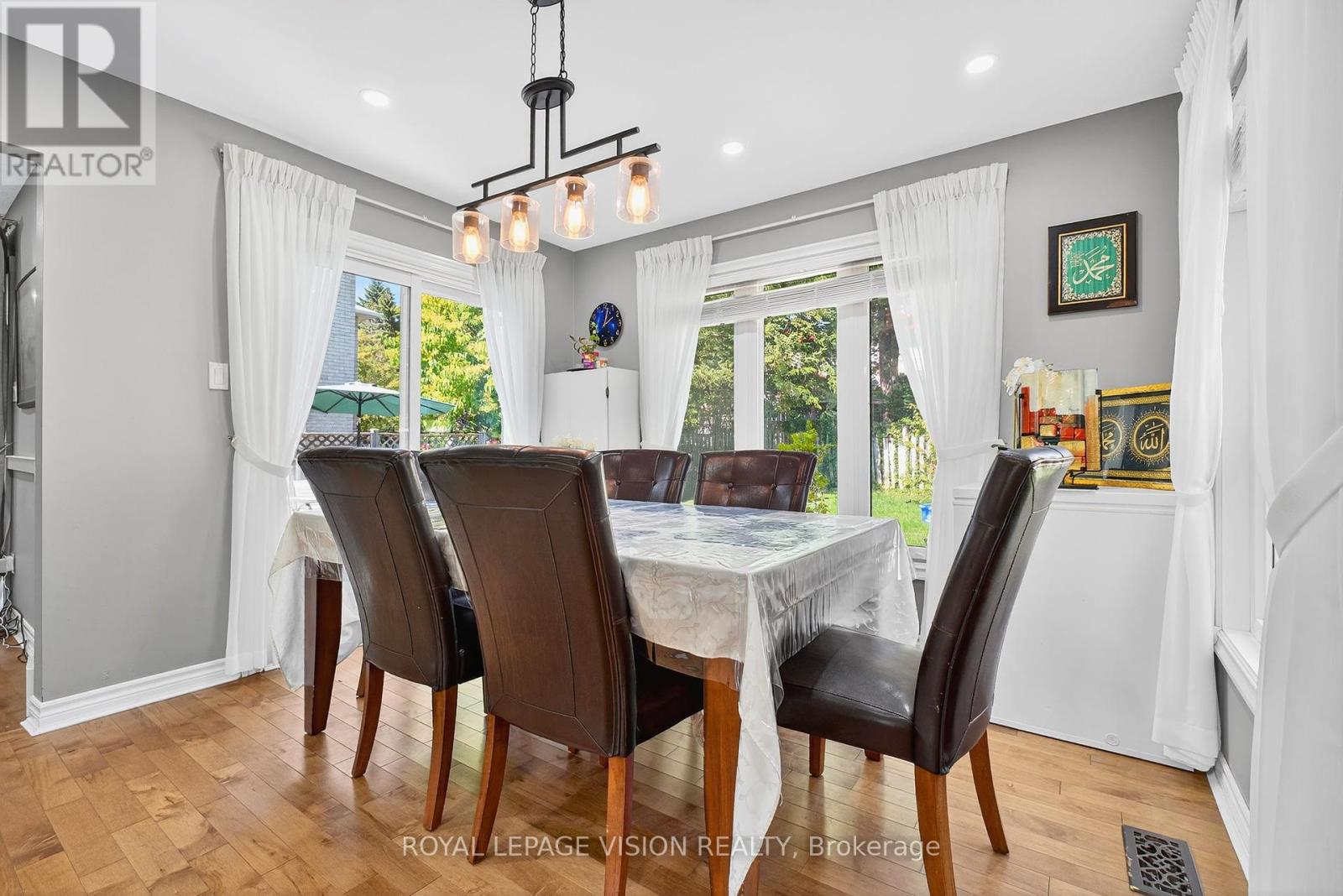 7 Montgomery Square, Brampton (Heart Lake East), Ontario  L6Z 3H3 - Photo 12 - W12392198