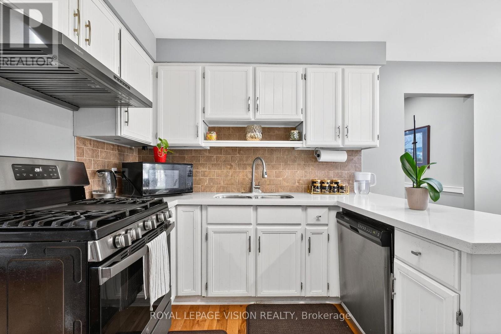 7 Montgomery Square, Brampton (Heart Lake East), Ontario  L6Z 3H3 - Photo 13 - W12392198