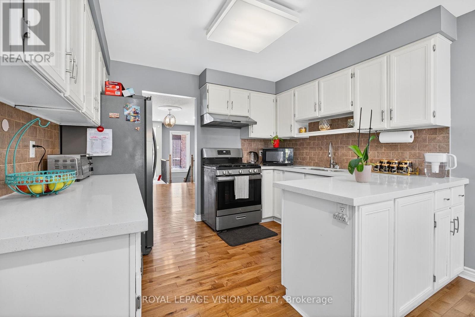 7 Montgomery Square, Brampton (Heart Lake East), Ontario  L6Z 3H3 - Photo 14 - W12392198