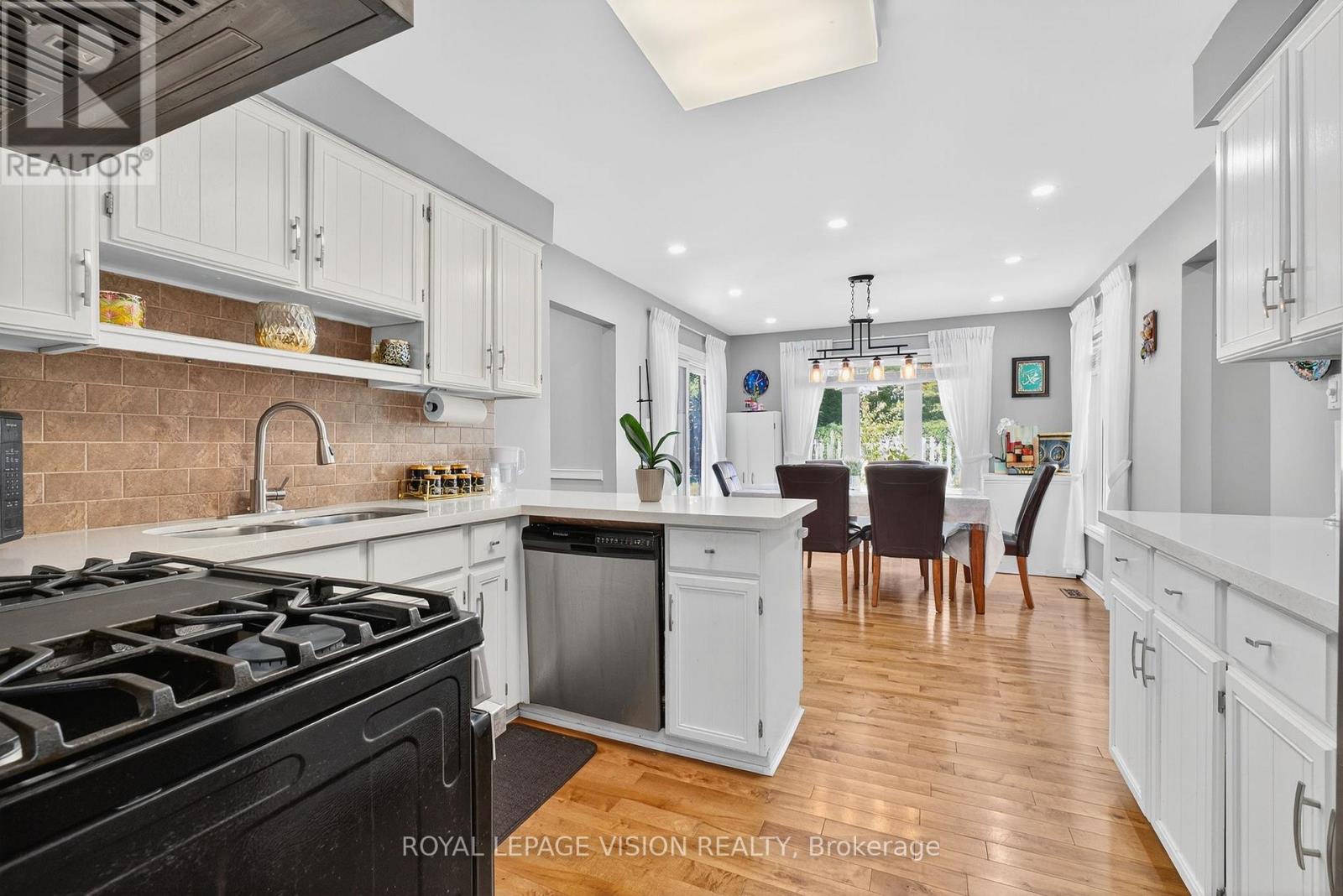 7 Montgomery Square, Brampton (Heart Lake East), Ontario  L6Z 3H3 - Photo 15 - W12392198