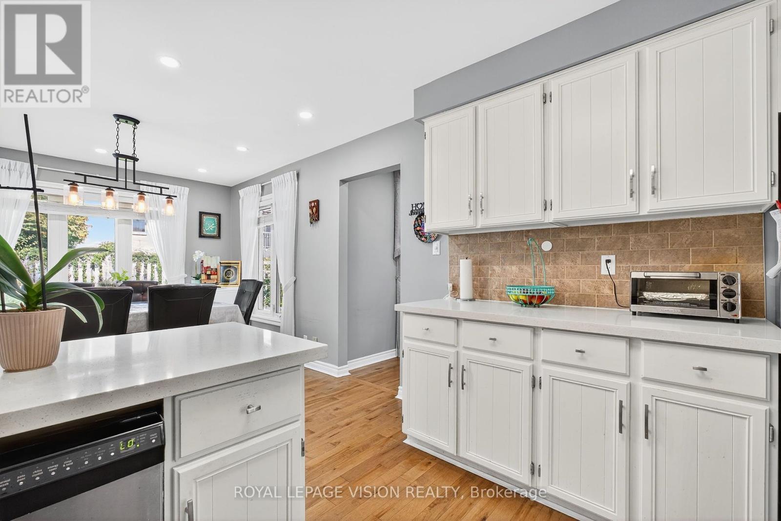 7 Montgomery Square, Brampton (Heart Lake East), Ontario  L6Z 3H3 - Photo 16 - W12392198