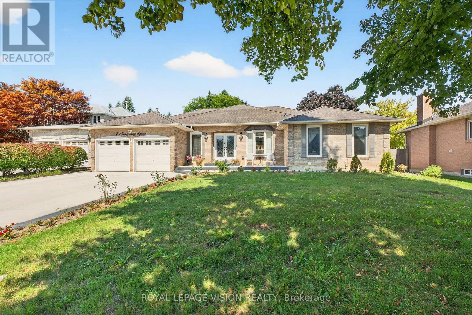 7 Montgomery Square, Brampton (Heart Lake East), Ontario  L6Z 3H3 - Photo 2 - W12392198