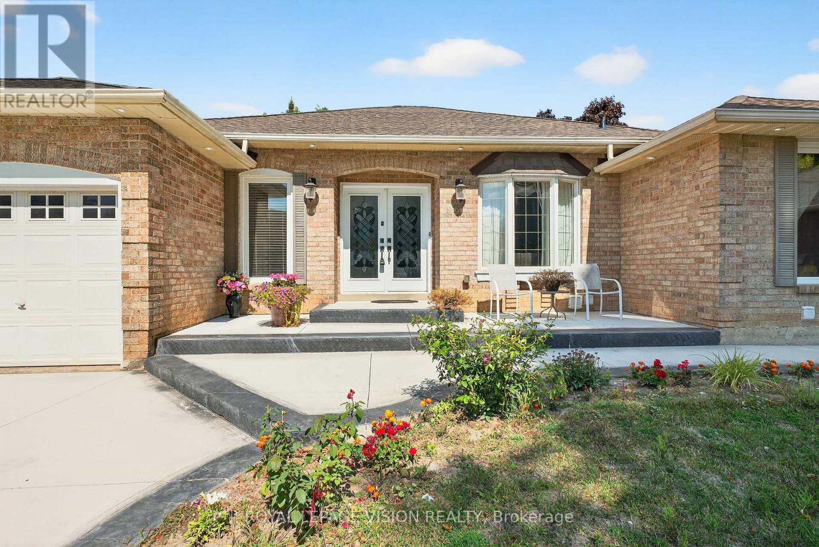7 Montgomery Square, Brampton (Heart Lake East), Ontario  L6Z 3H3 - Photo 3 - W12392198