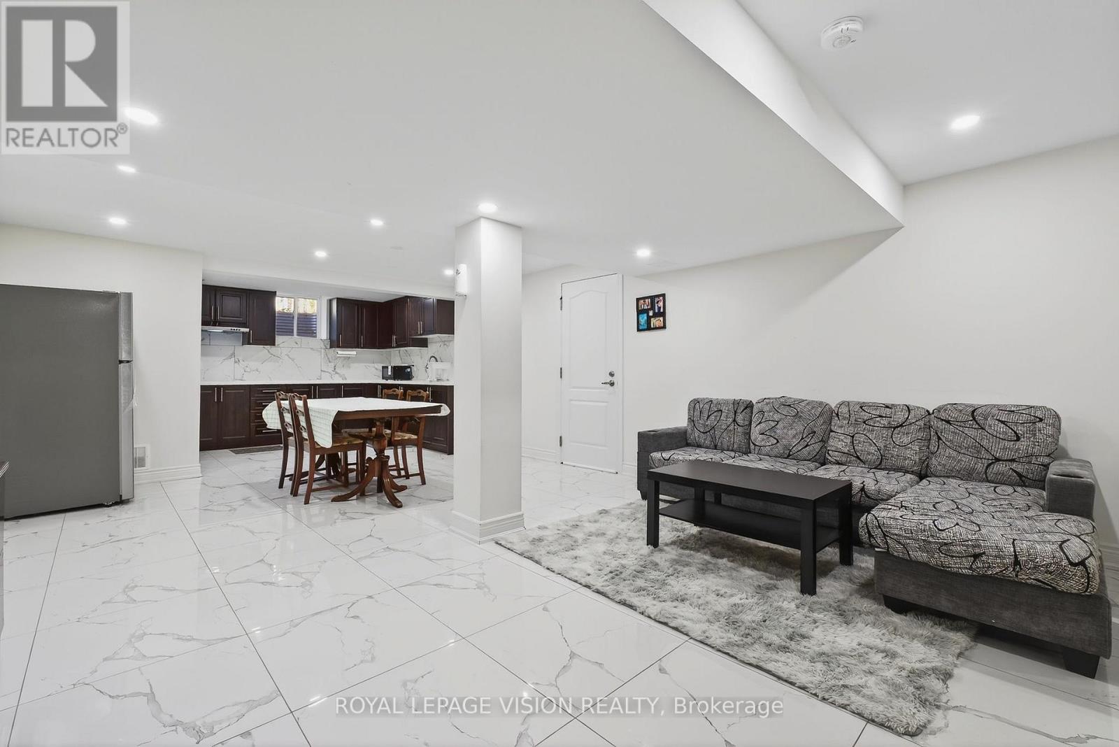 7 Montgomery Square, Brampton (Heart Lake East), Ontario  L6Z 3H3 - Photo 31 - W12392198