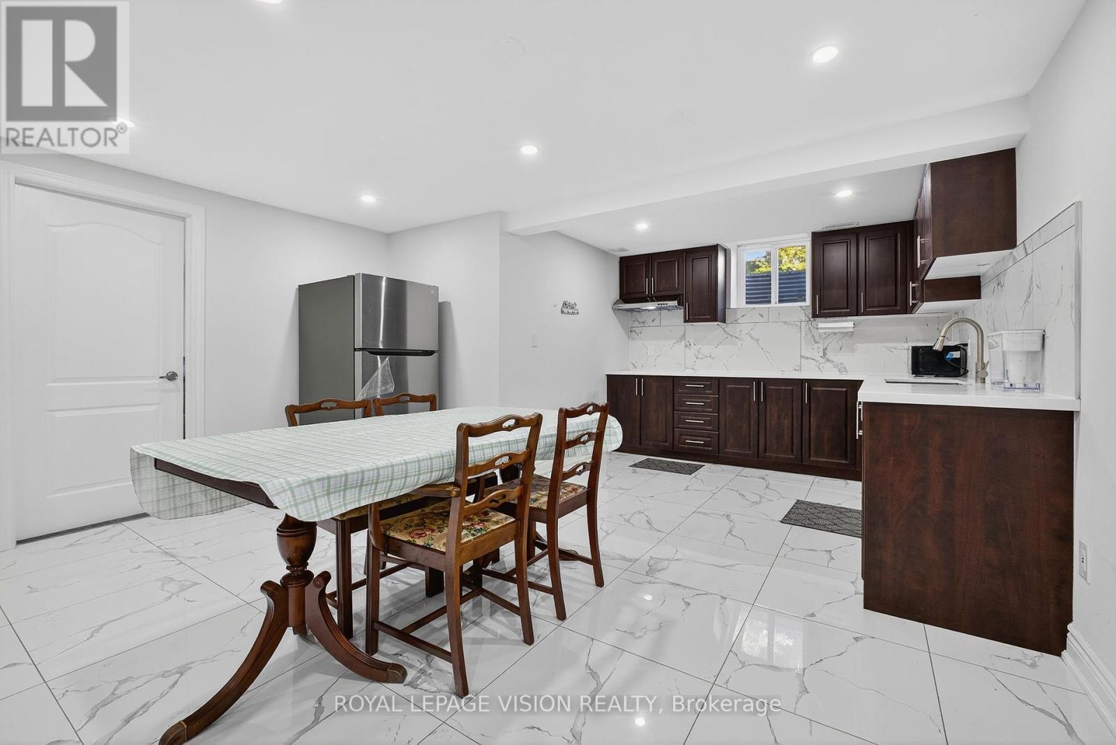 7 Montgomery Square, Brampton (Heart Lake East), Ontario  L6Z 3H3 - Photo 32 - W12392198