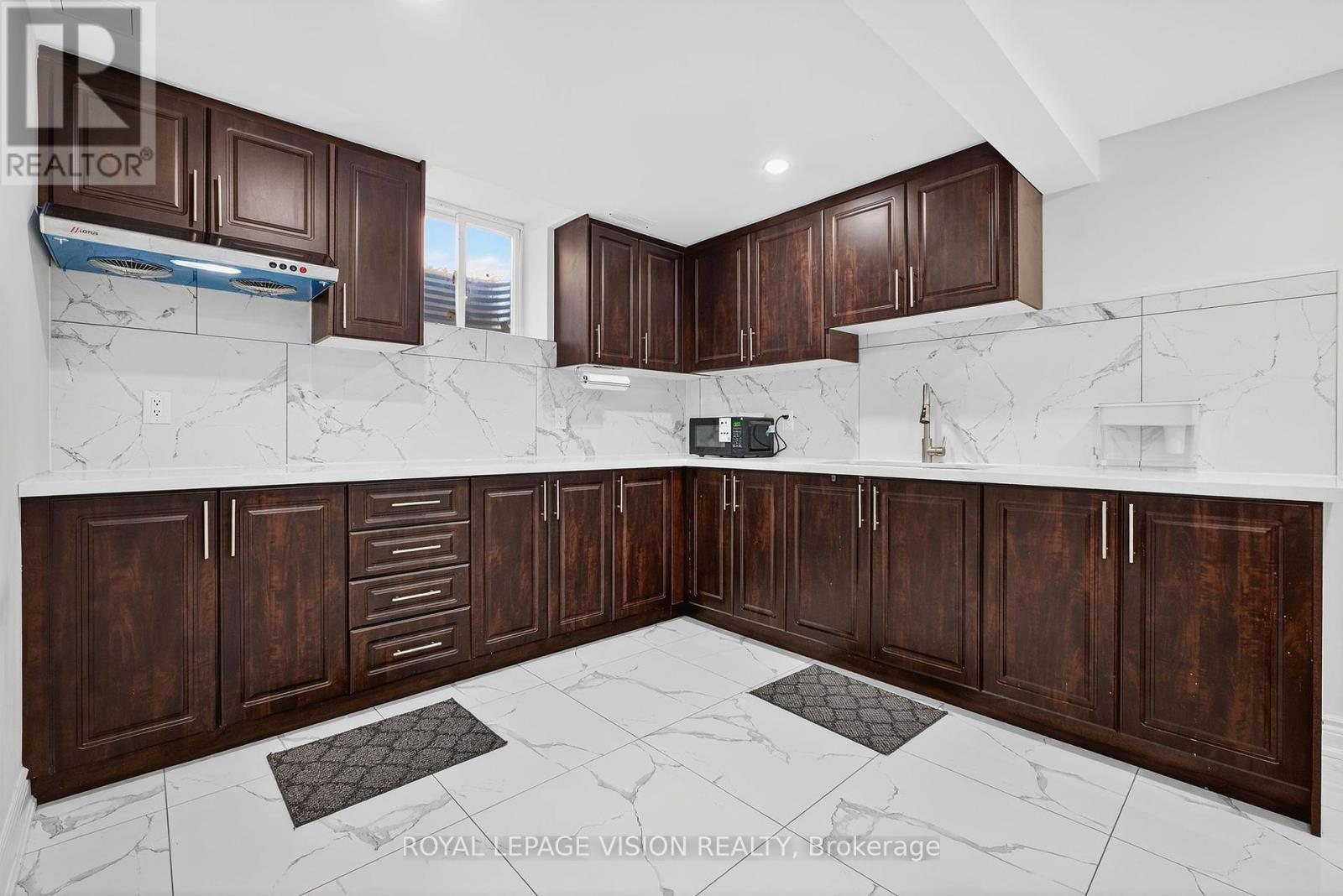 7 Montgomery Square, Brampton (Heart Lake East), Ontario  L6Z 3H3 - Photo 33 - W12392198